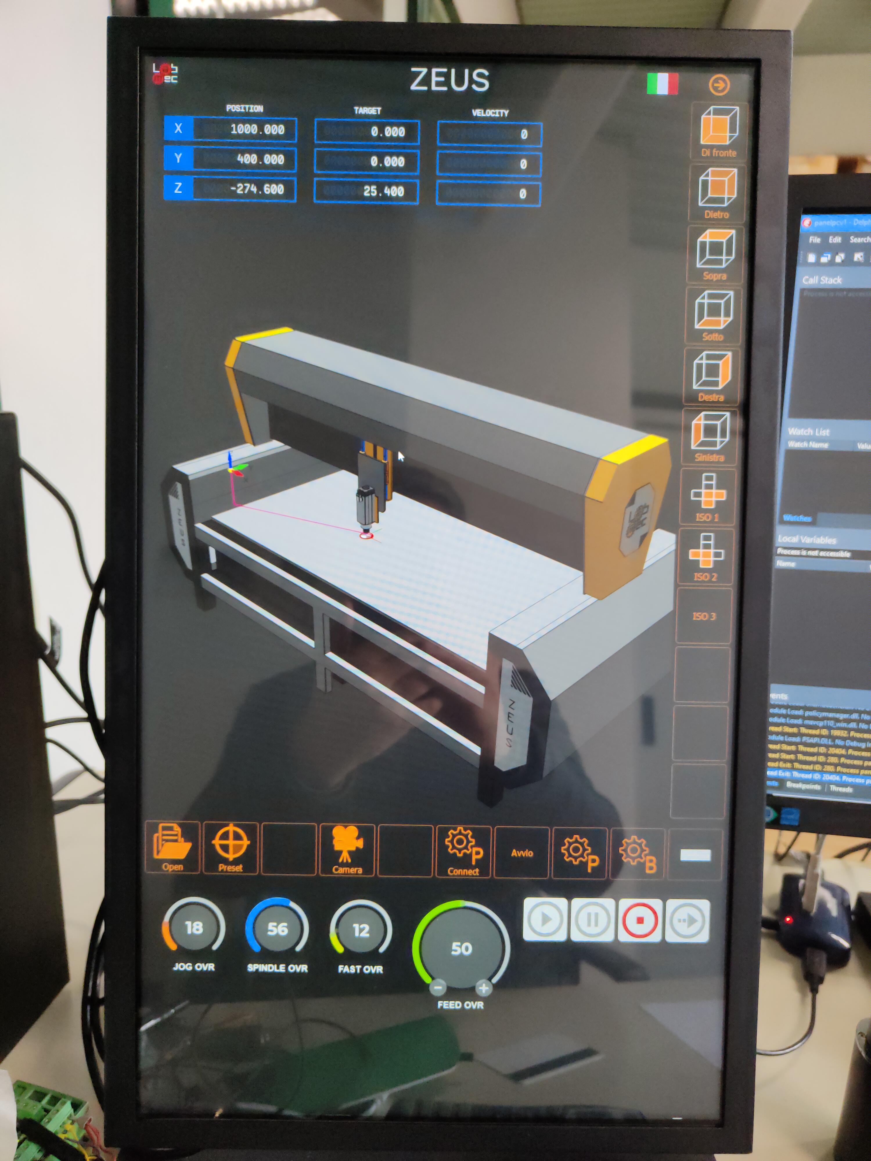 Interfaccia touchscreen del sistema ZEUS per controllo macchina CNC, con comandi e visualizzazione 3D dell’area di lavoro.