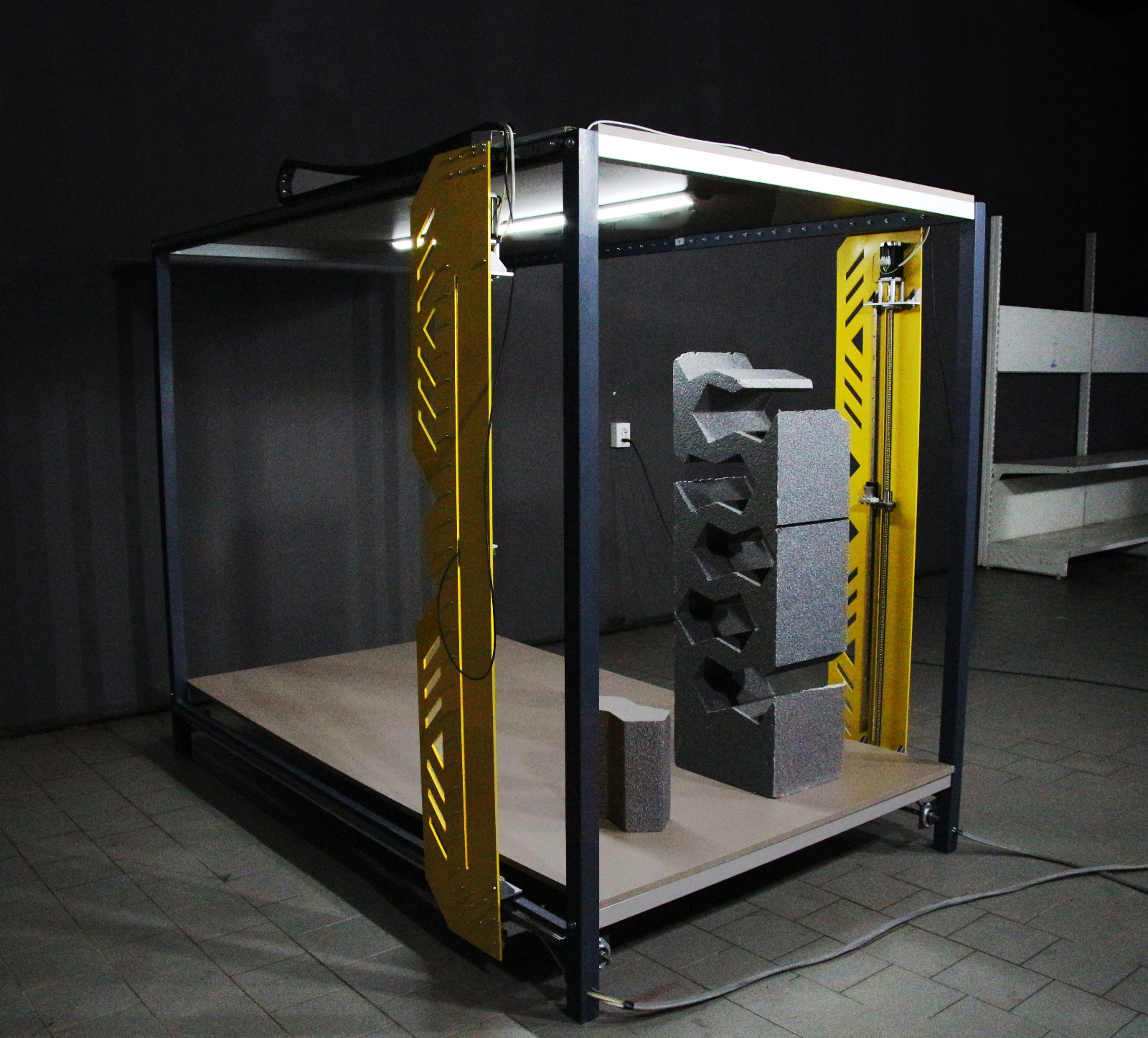 Pantografo CNC LabMec per polistirolo espanso in azione: taglio tridimensionale su grandi volumi per modellazione architettonica e scenografica.