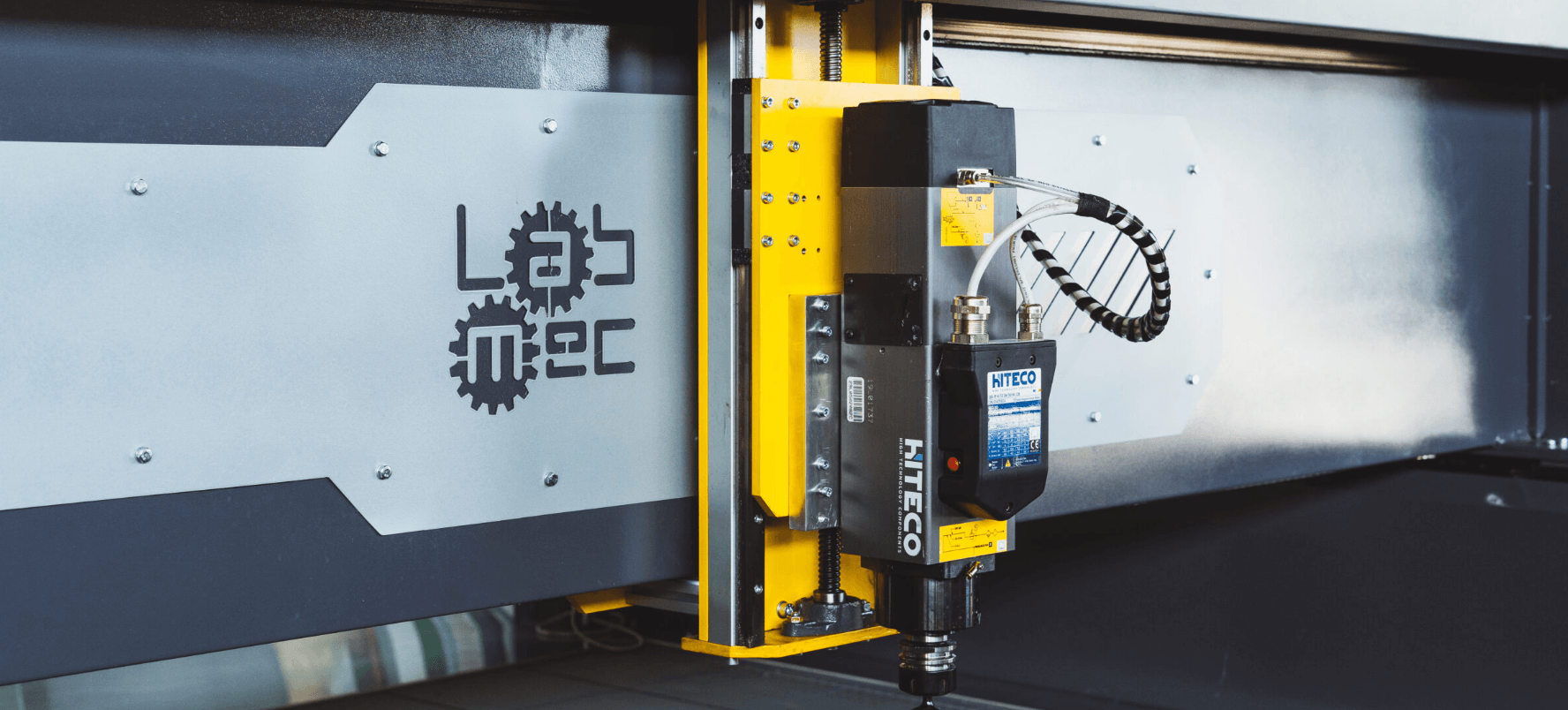 Pantografo CNC con dettaglio su mandrino e scritta LabMec