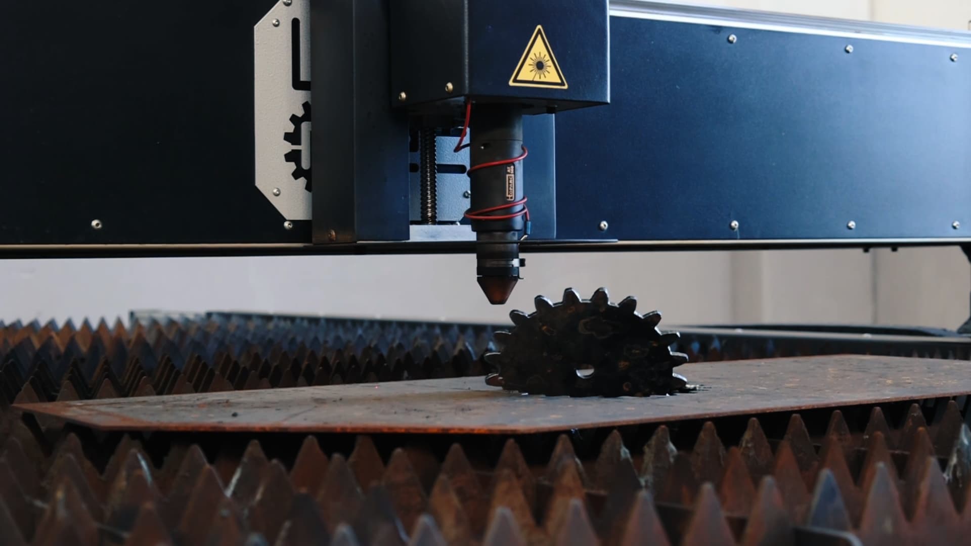 Macchine per taglio laser: guida all’investimento per PMI