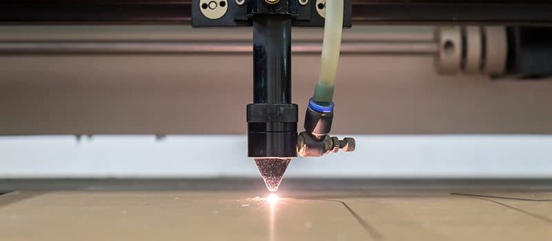 Cosa sono le macchine per taglio laser: precisione e versatilità per ogni settore
