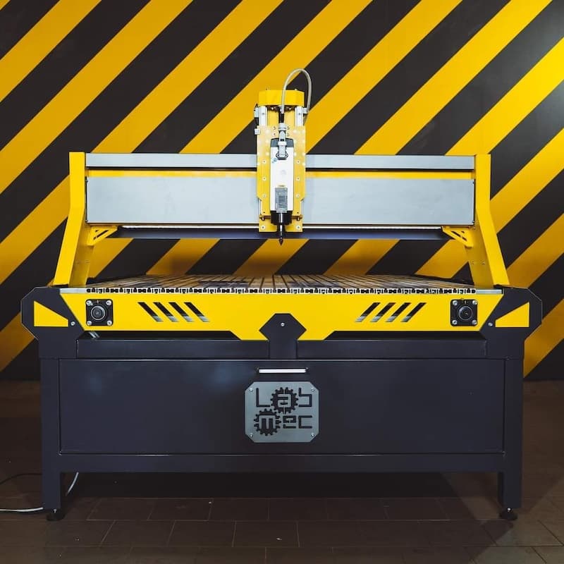 Macchina CNC Labmec in funzione per la produzione industriale.