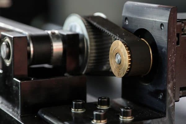 Dettaglio della trasmissione meccanica a cinghia di una macchina CNC LabMec