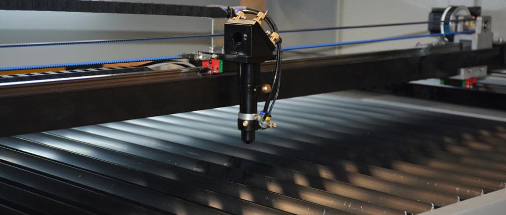 Testa di taglio automatizzata su macchina CNC con guida lineare e cinghia trapezoidale