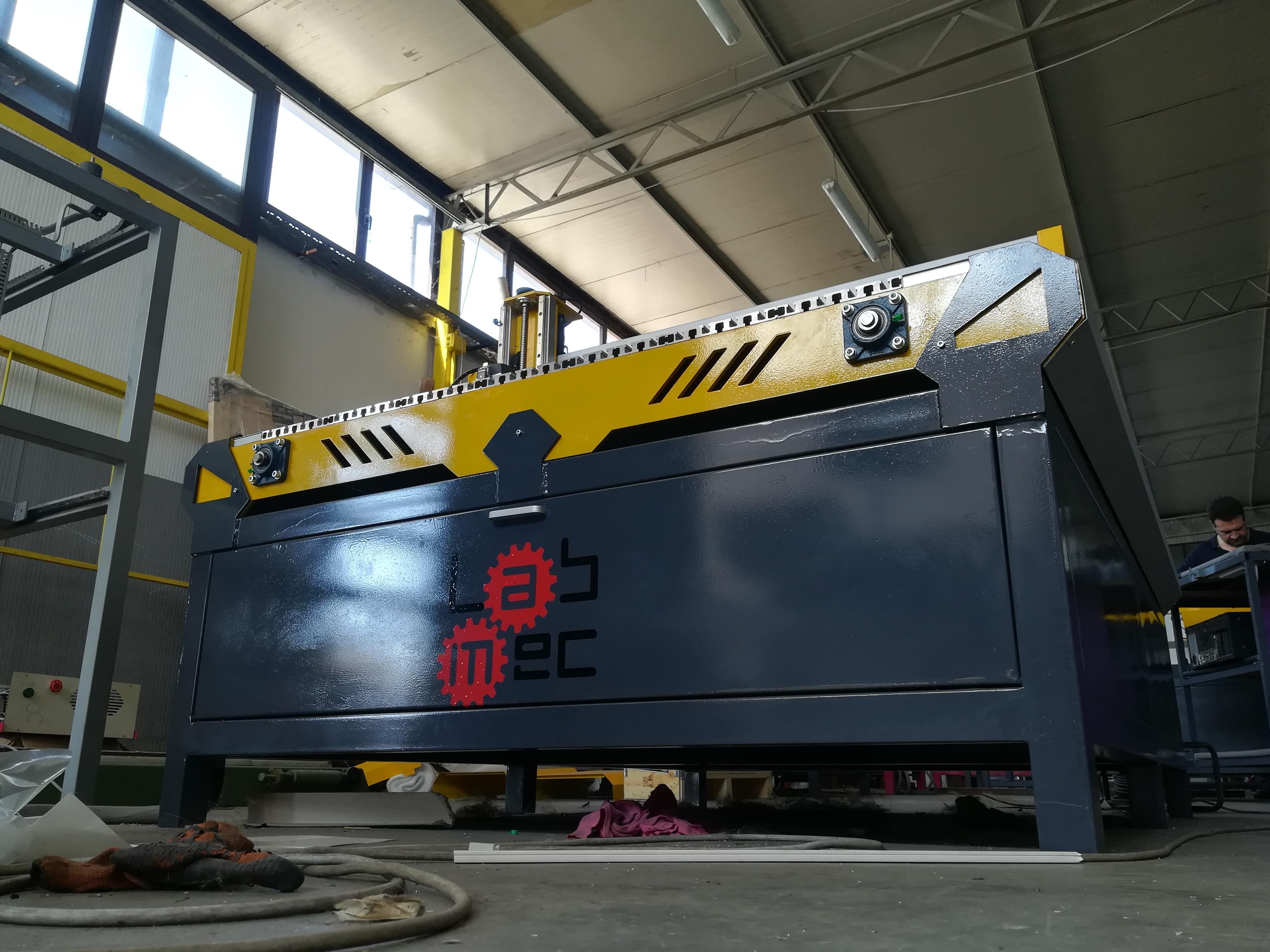 Pantografo CNC industriale LabMec visto dal basso, in ambiente produttivo, con struttura robusta adatta a lavorazioni intensive su larga scala.
