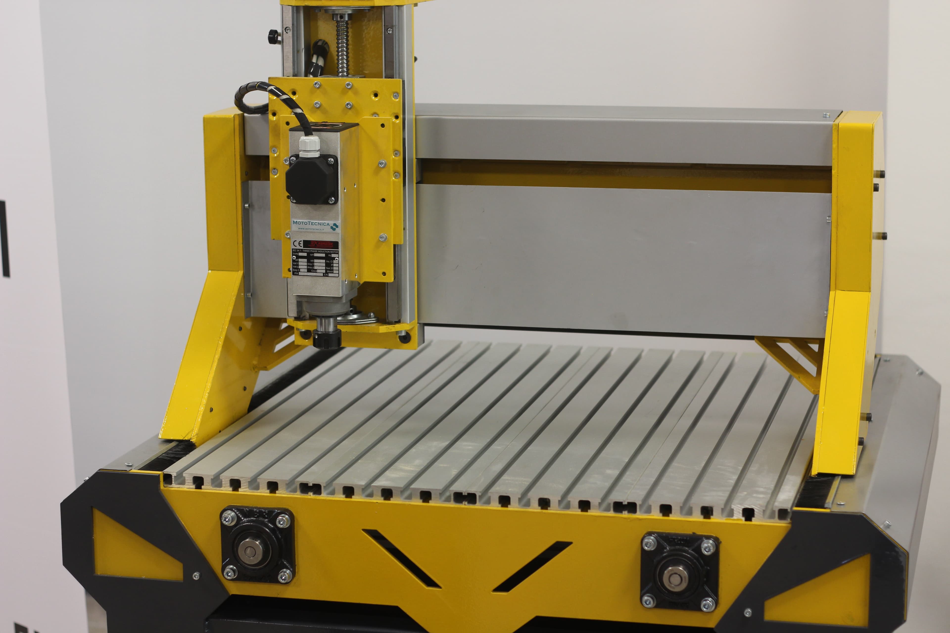 Dettaglio del mandrino di un pantografo CNC LabMec, progettato per garantire lavorazioni accurate su superfici piane e pannelli di diverso materiale.